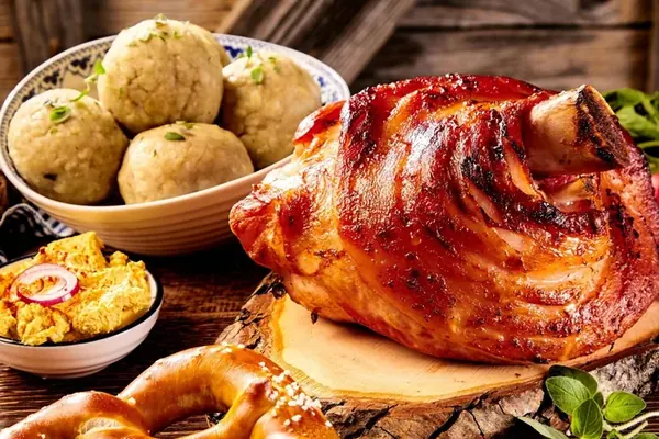 Roast pork and dumplings in the Bayernzelt